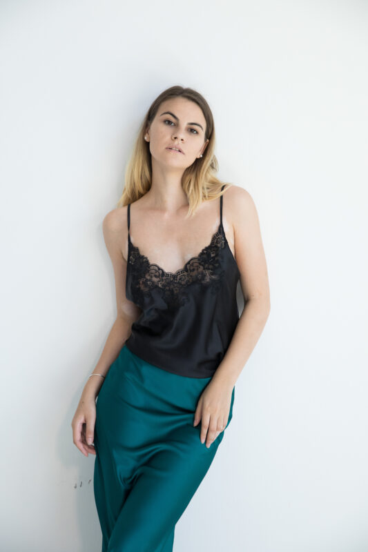 Maiou satinat lucios cu dantela - negru